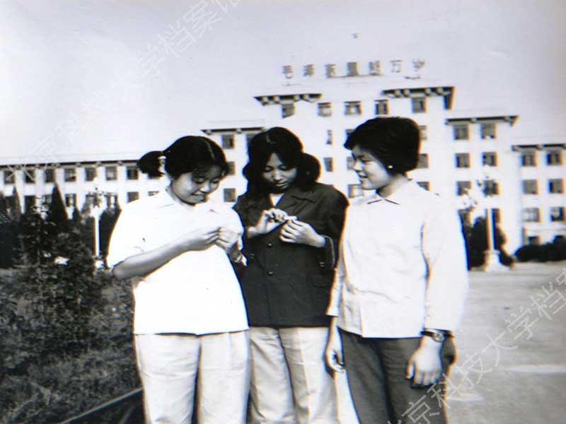 1981年9月81级新生入学第一天.jpg