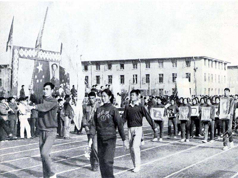 1955年5月15日，在北京市北郊九所高等学校田径运动会上，我校获团体总分第一名，图为我校代表队在开幕式上.jpg