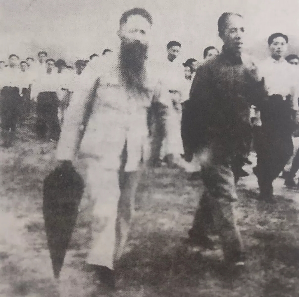 1948年，后来担任北京钢铁学院第一任图书馆长的胡庶华先生.webp.jpg
